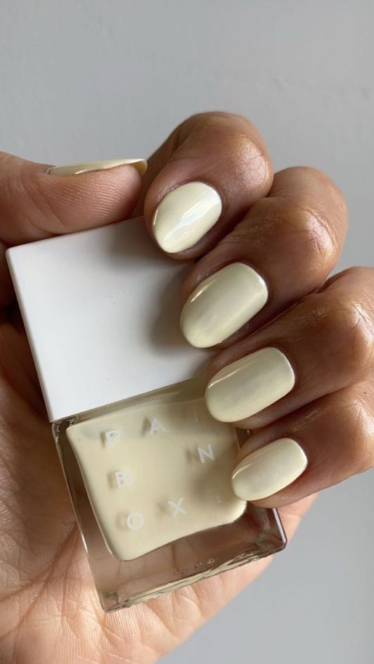 pastel yellow nail ideas